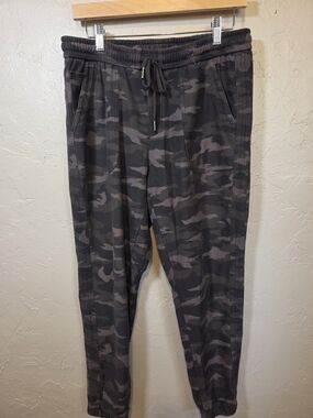 Athleta Farallon Jogger Camo Pants Size 10 Gray Green Black Athleisure Soft